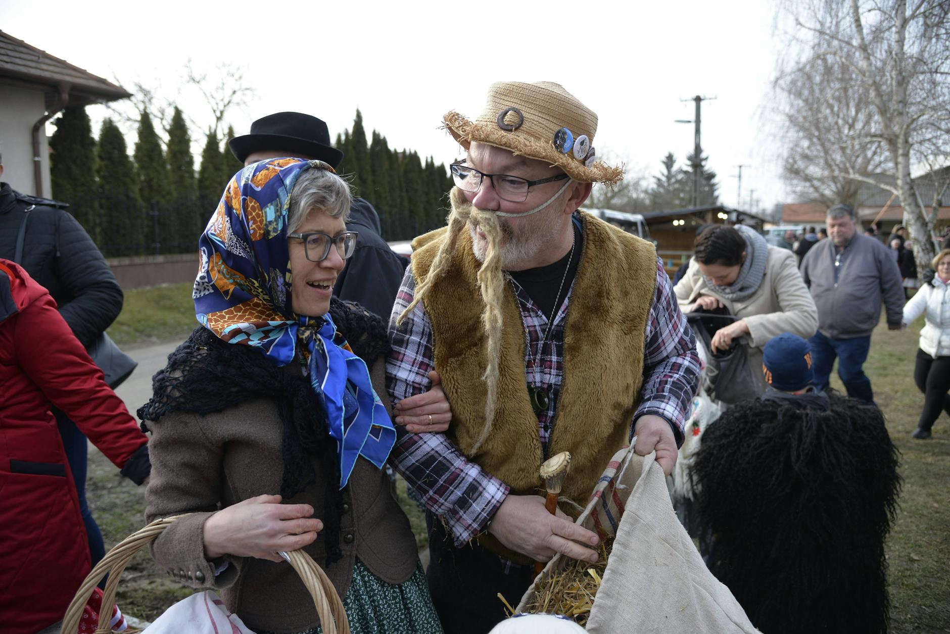 Mieszkańcy Obrzycka z tradycyjnymi palmami wielkanocnymi przed kościołem.