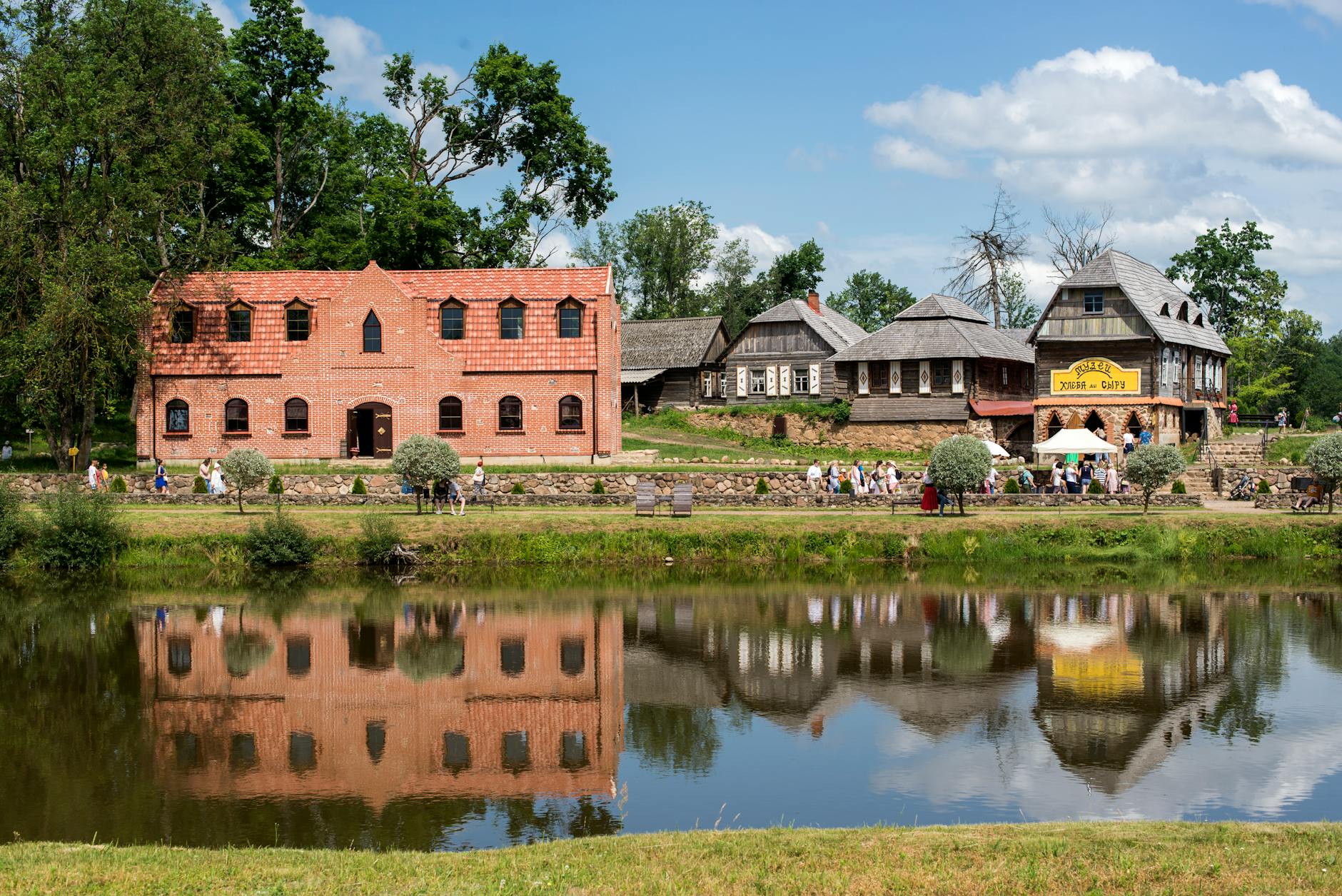 Malowniczy krajobraz z rzeką Wartą w tle i zabytkowymi budynkami Obrzycka.