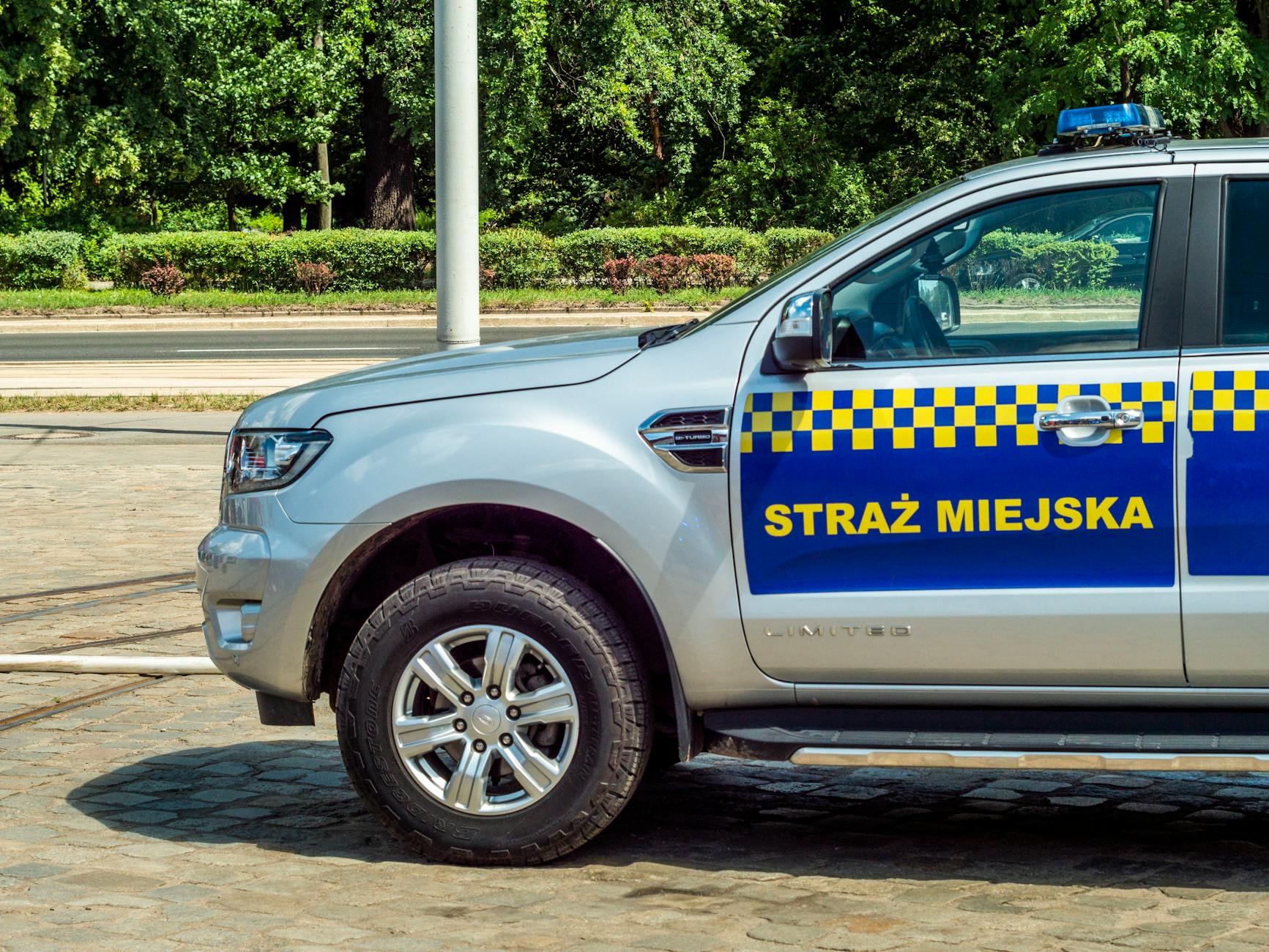Autobus komunikacji miejskiej na ulicy w Obrzycku
