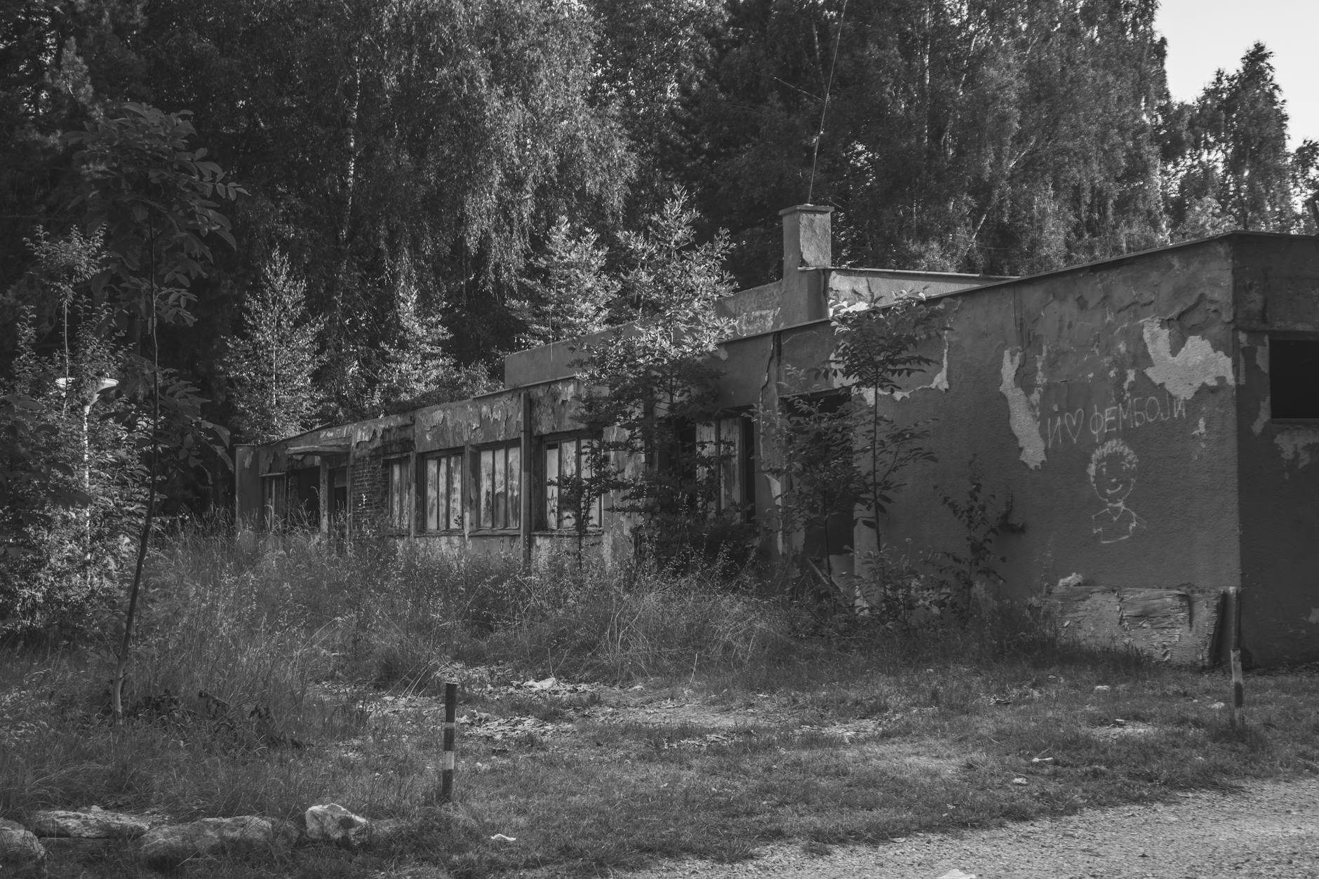 Rodzice i dzieci przed budynkiem szkolnym w Obrzycku, symbolizujący wybór edukacji.