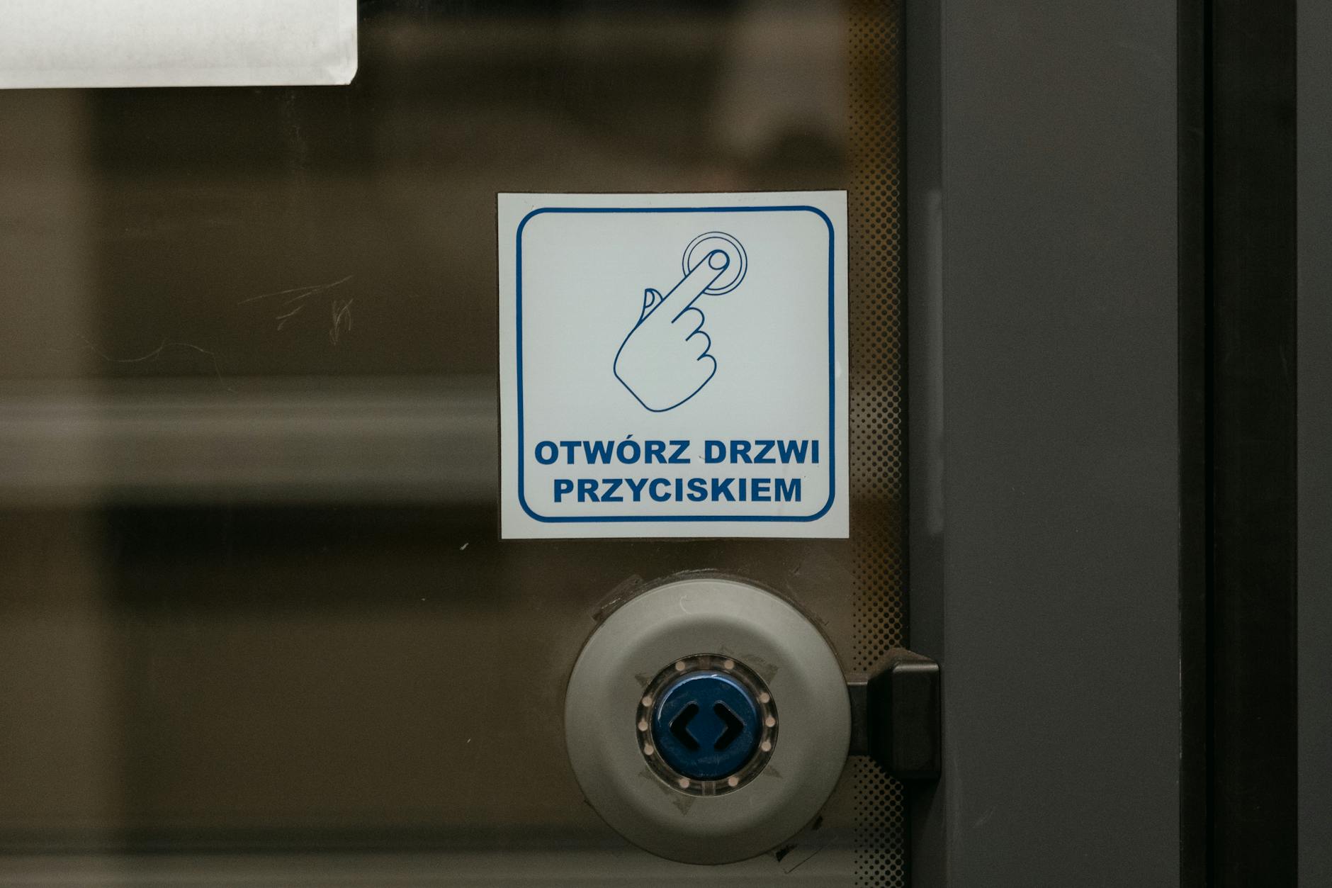 Widok na spokojne ulice Obrzycka z zielenią i niską zabudową